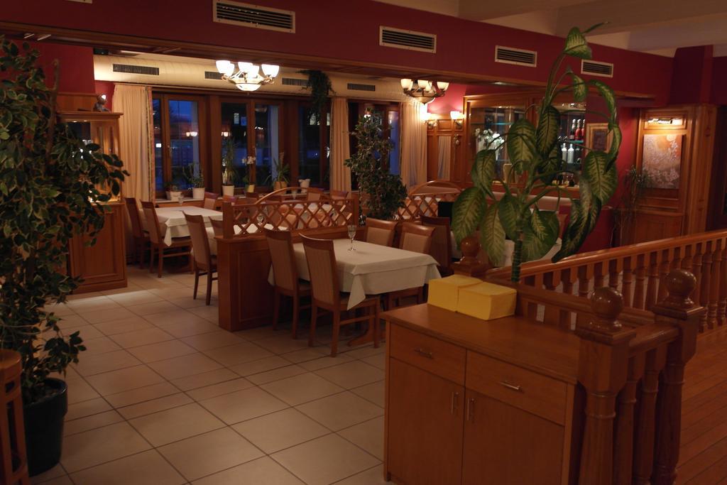 Hotel Jahnhaus Лангенфельд Экстерьер фото